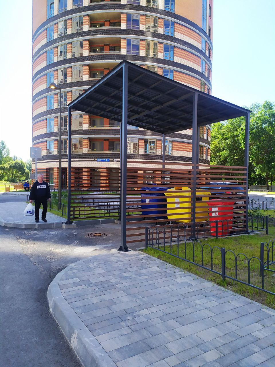 Индивидуальные контейнерные площадки для компании Мегалит установлены в ЖК на станции метро Пионерская